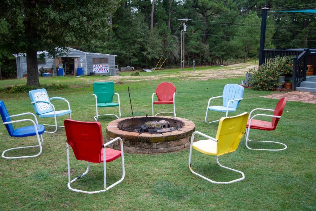 Hot Tub, Fire Ring And A Large Family Kitchen! Villa Navasota Exterior photo